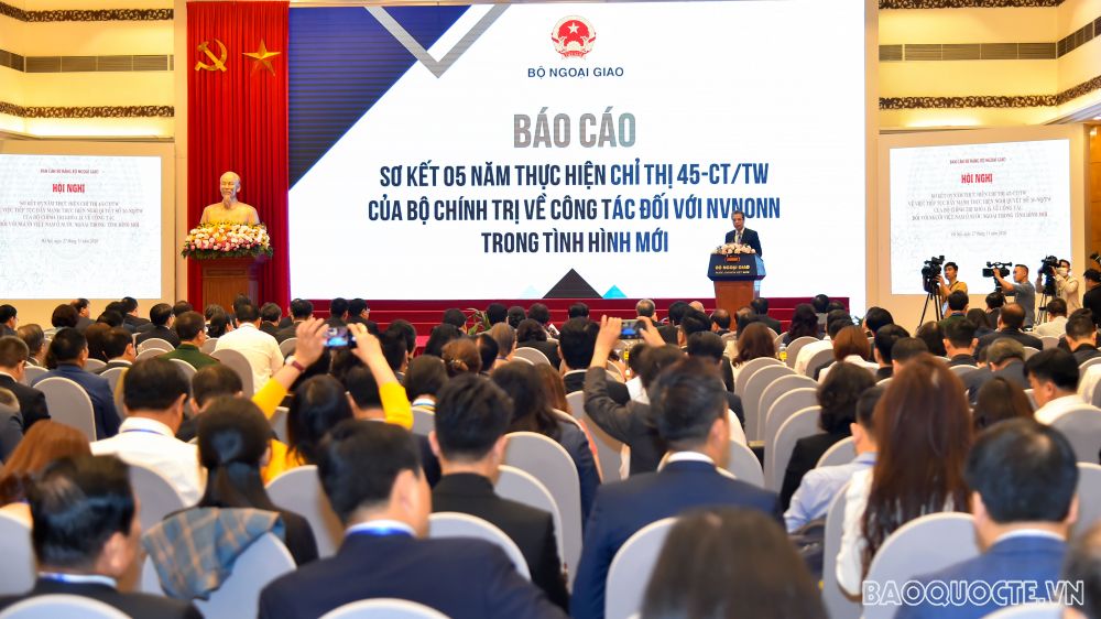 Kiều bào đóng góp ý kiến sau 5 năm thực hiện Chỉ thị 45 về công tác người Việt ở nước ngoài. (Ảnh: Tuấn Anh)