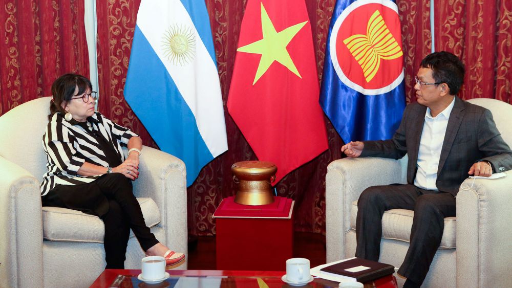 Đại sứ Dương Quốc Thanh đã tiếp bà Julia Argentina Perié, Nghị sỹ đại diện của Argentina tại Nghị viện khối Thị trường chung Nam Mỹ (Palasur),