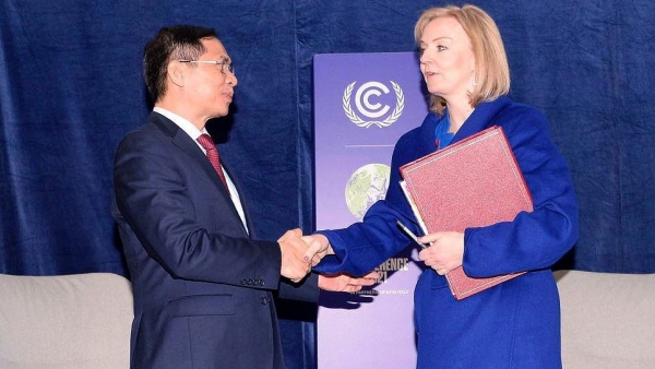 Foreign Minister Bui Thanh Son meets with British counterpart Elizabeth Truss on sidelines of COP26