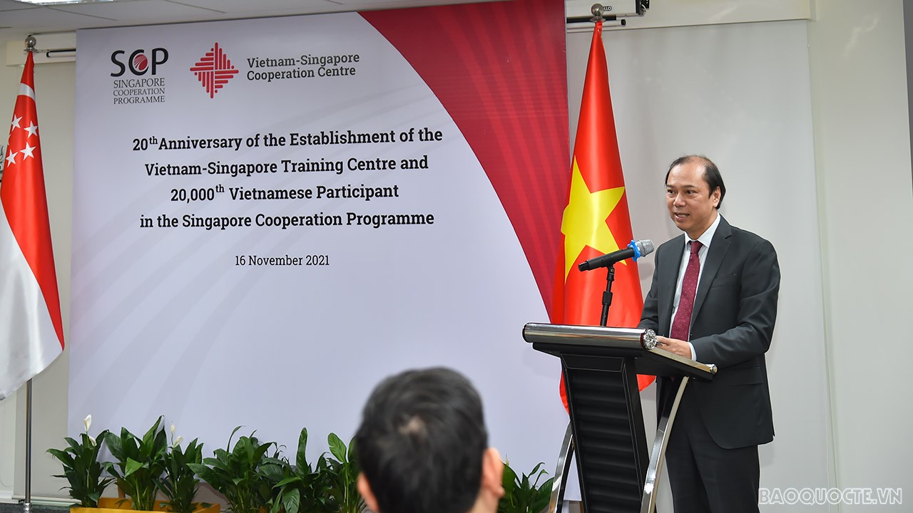 Chiều ngày 16/11, Thứ trưởng Ngoại giao Nguyễn Quốc Dũng đã đến dự lễ kỷ niệm 20 năm ký biên bản ghi nhớ giữa Bộ Ngoại giao Việt Nam và Singapore về việc thành lập Trung tâm đào tạo Việt Nam-Singapore (VSTC), nay là Trung tâm hợp tác Việt Nam-Singapore (V