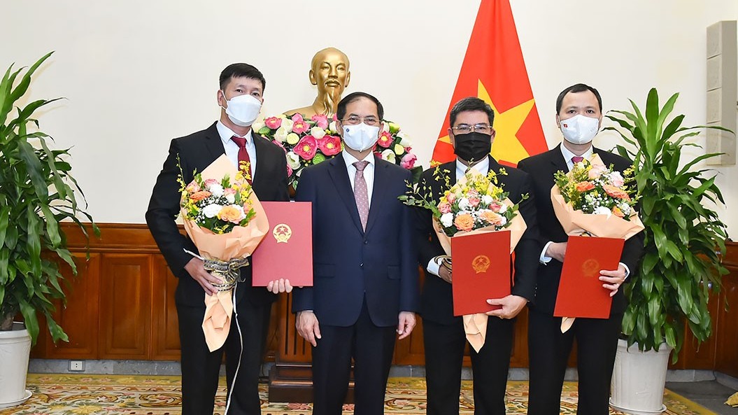 Bộ trưởng Ngoại giao trao quyết định bổ nhiệm 3 Tổng Lãnh sự Việt Nam ở nước ngoài