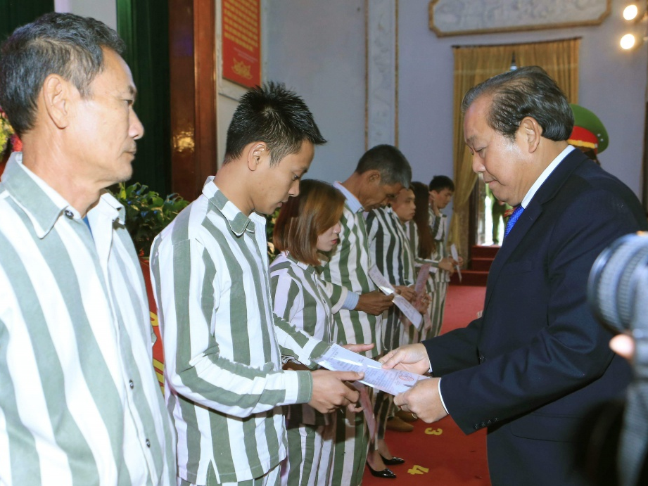 Phó Thủ tướng Thường trực dự lễ công bố quyết định đặc xá tại Trại giam Phú Sơn 4
