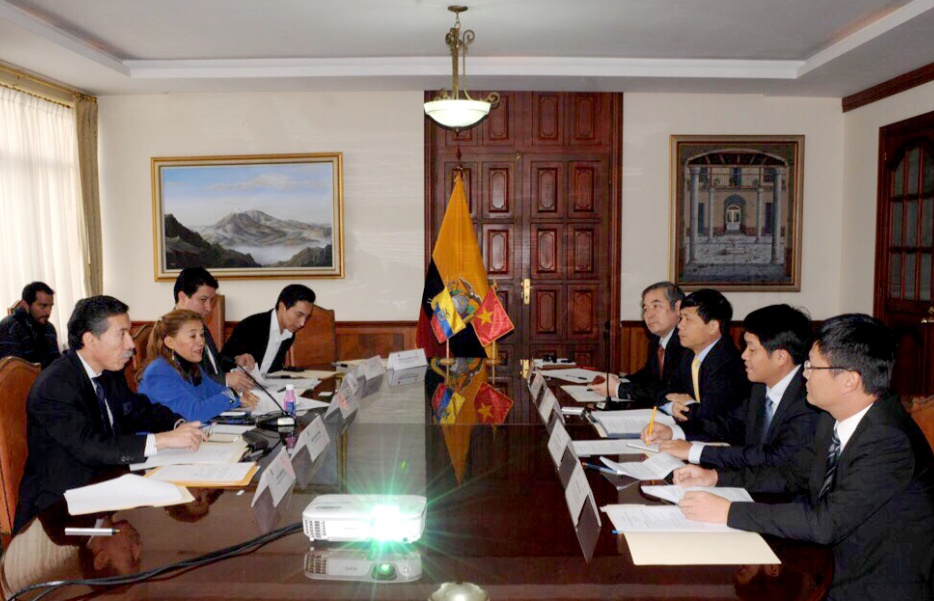 Thứ trưởng Đặng Đình Quý thăm và tham khảo chính trị tại Ecuador