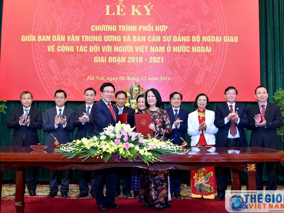 Ban Dân vận Trung ương và Ban Cán sự Đảng Bộ Ngoại giao ký kết về công tác đối với người Việt Nam ở nước ngoài giai đoạn 2016 - 2021