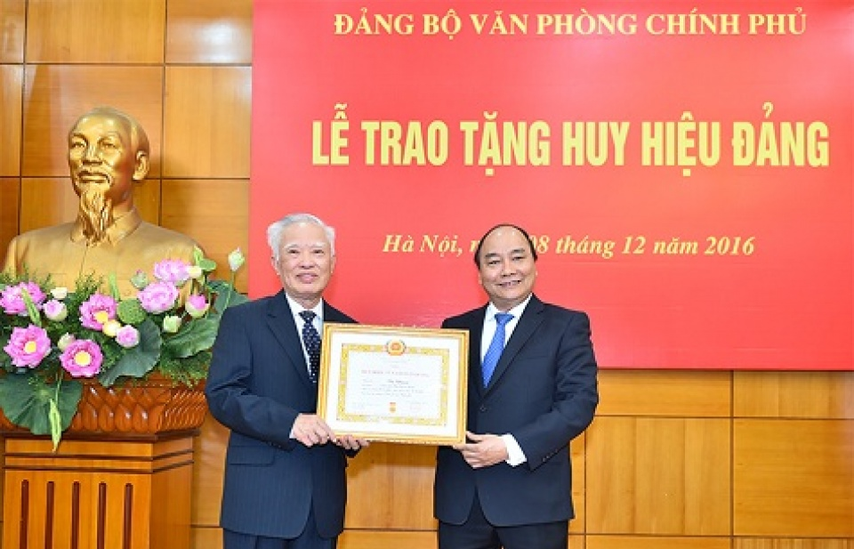 thu tuong trao huy hieu dang cho nguyen pho thu tuong vu khoan