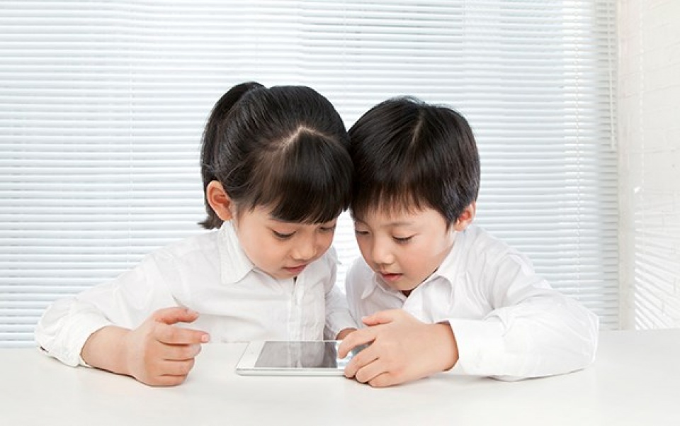 Tại sao người mẹ không nên vừa cho con bú vừa xem TV? tai sao nguoi me khong nen vua cho con bu vua xem tv