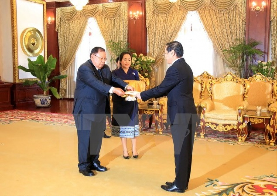 Đại sứ Nguyễn Bá Hùng trình Quốc thư lên Chủ tịch nước Lào