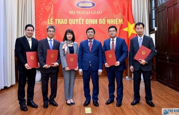 Thứ trưởng Ngoại giao Nguyễn Minh Vũ trao quyết định điều động cán bộ