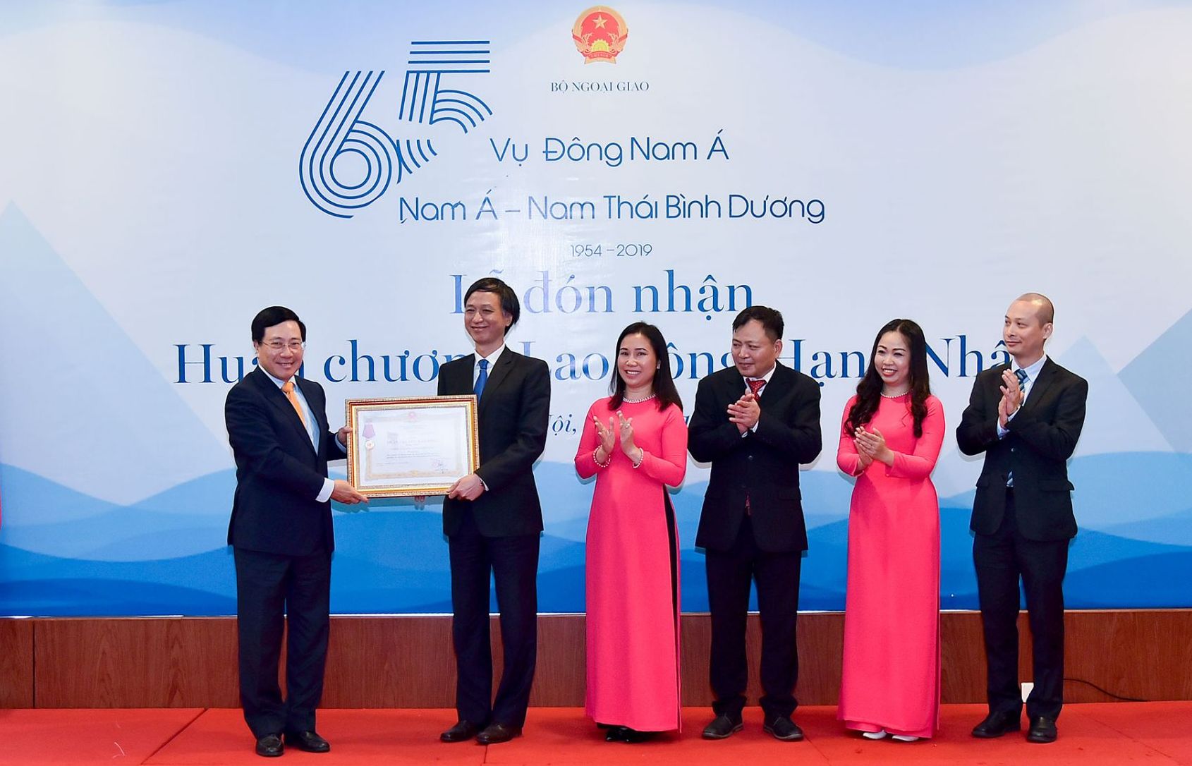 Vụ Đông Nam Á - Nam Á - Nam Thái Bình Dương đón nhận Huân chương Lao động hạng Nhất