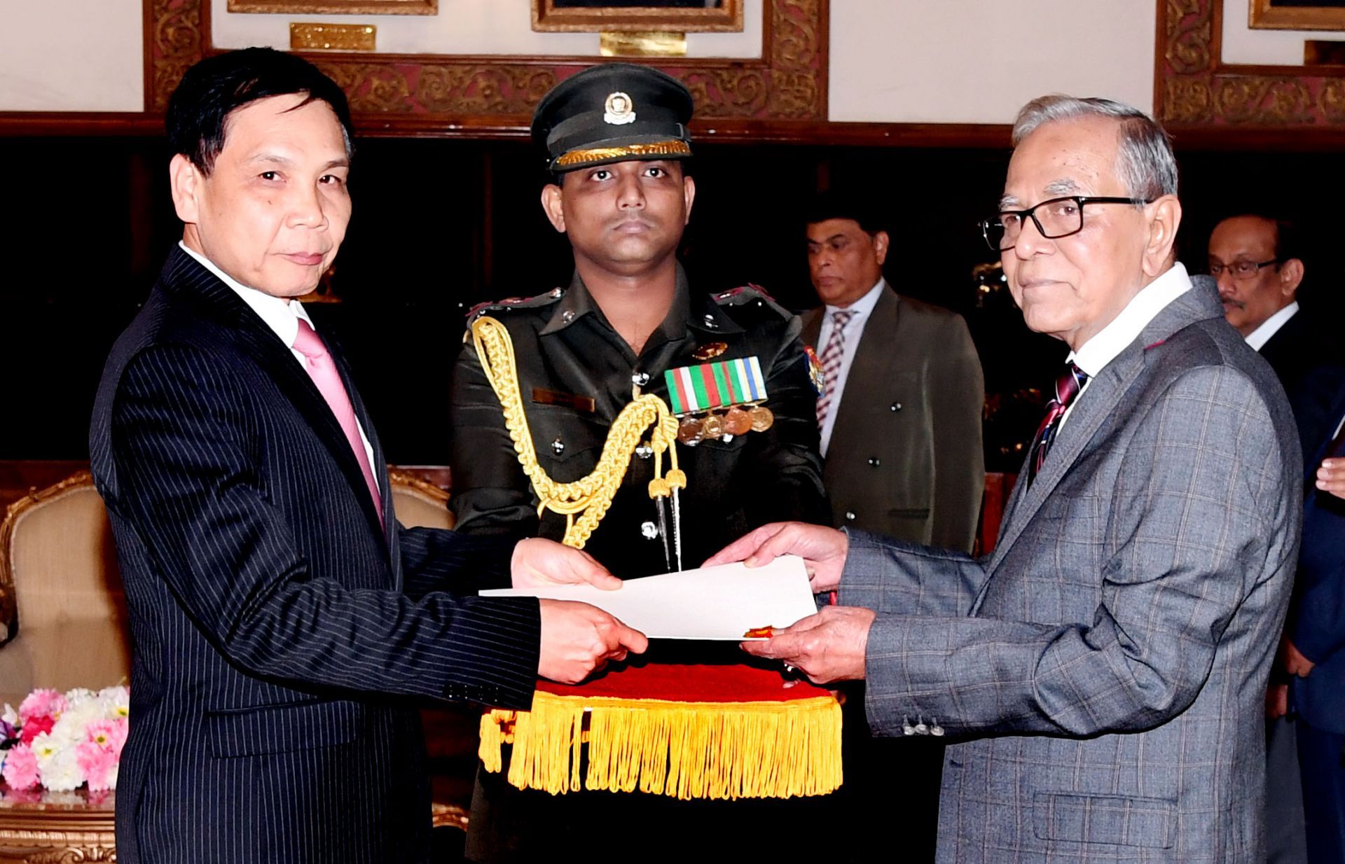 Đại sứ Phạm Việt Chiến trình Thư ủy nhiệm lên Tổng thống Bangladesh