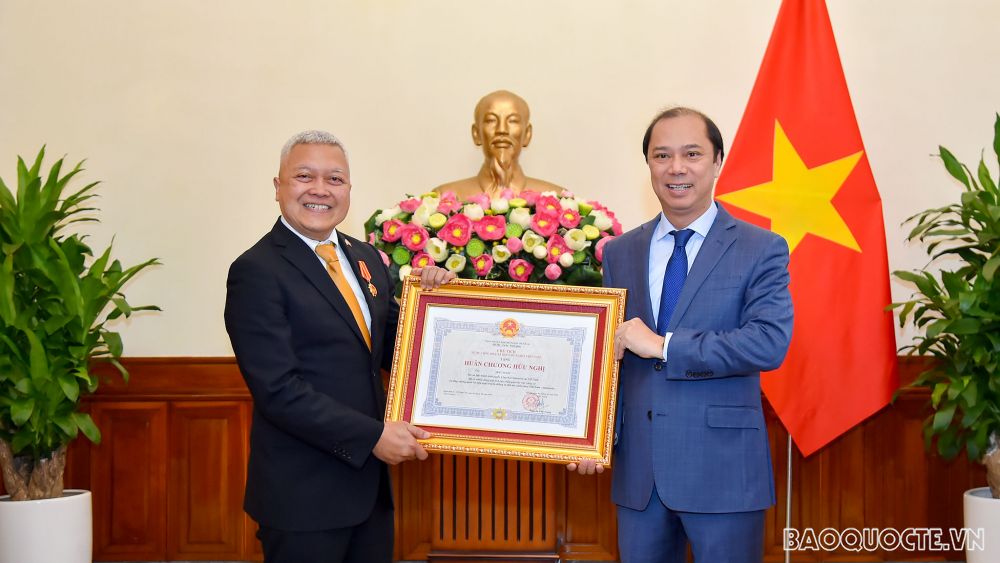 Trao Huân chương Hữu nghị cho Đại sứ Indonesia tại Việt Nam Ibnu Hadi
