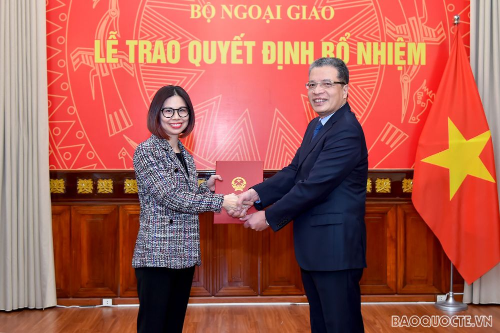 Thứ trưởng Ngoại giao Đặng Minh Khôi trao quyết định điều động cán bộ cấp Vụ