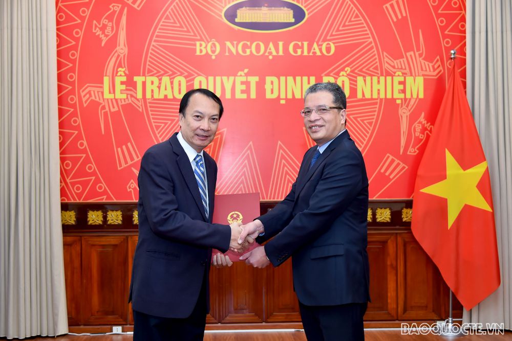 Thứ trưởng Ngoại giao Đặng Minh Khôi trao quyết định điều động cán bộ cấp Vụ