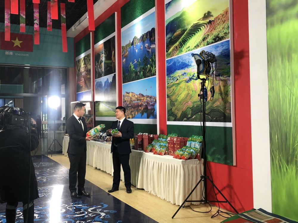 Đồng chí Lãnh sự Thương mại Đỗ Quốc Hương giới thiệu sản phẩm đặc trưng tại Gian hàng hình tượng quốc gia Việt Nam.