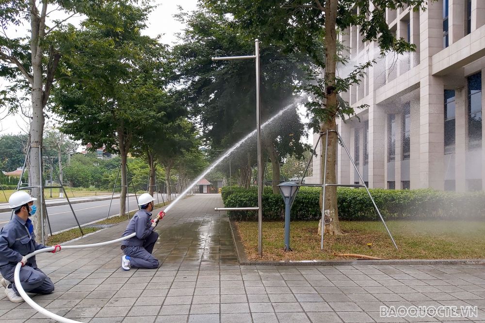 Trong trường hợp giả định, cán bộ công chức của đơn vị còn được hướng dẫn sử dụng các phương tiện vòi rồng để xử lý cháy.