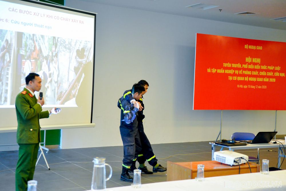 Các cán bộ Phòng Cảnh sát PCCC & CNCH Công an thành phố Hà Nội cũng đã trao đổi những kỹ năng thoát hiểm và cách thức xử lý nhanh các tình huống có thể xảy ra; đặc biệt là các tình huống cứu, di chuyển và sơ cứu người bị nạn.