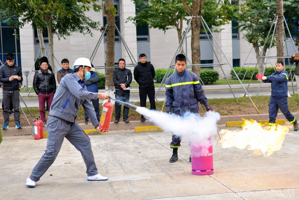 Dưới sự hướng dẫn của các cán bộ Phòng Cảnh sát PCCC, cán bộ công chức của đơn vị đã được thực hành sử dụng bình khí CO2 để dập tắt đám cháy.