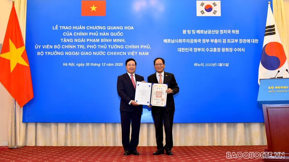 Hàn Quốc trao Huân chương Quang Hoa cho Phó Thủ tướng Phạm Bình Minh