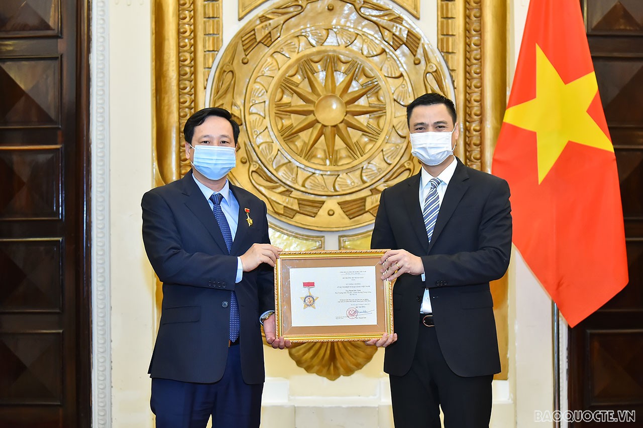Thứ trưởng Ngoại giao Đặng Hoàng Giang trao Kỷ niệm chương ‘Vì sự nghiệp Ngoại giao Việt Nam’ cho ông Phạm Đức Toàn, Phó Trưởng Ban Thi đua, khen thưởng Trung ương.