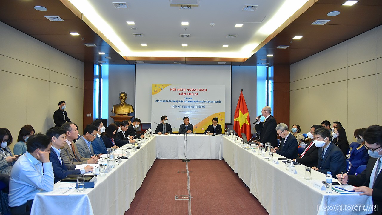 Sáng 10/12, tại Hà Nội, bên lề Hội nghị Ngoại giao lần thứ 31 đã diễn ra Tọa đàm giữa các Trưởng Cơ quan đại diện Việt Nam ở nước ngoài và doanh nghiệp. Phiên họp giữa các Trưởng Cơ quan đại diện khu vực châu Mỹ với các doanh nghiệp. (Ảnh: Tuấn Anh)