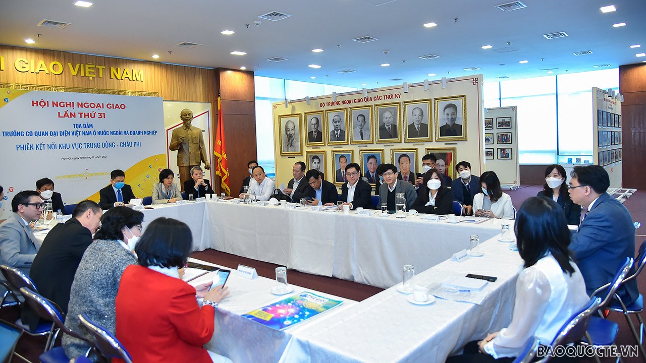 Sáng 10/12, tại Hà Nội, bên lề Hội nghị Ngoại giao lần thứ 31 đã diễn ra Tọa đàm giữa các Trưởng Cơ quan đại diện Việt Nam ở nước ngoài và doanh nghiệp. Phiên họp giữa các Trưởng Cơ quan đại diện khu vực Trung Đông-châu Phi với các doanh nghiệp. (Ảnh: Tuấ