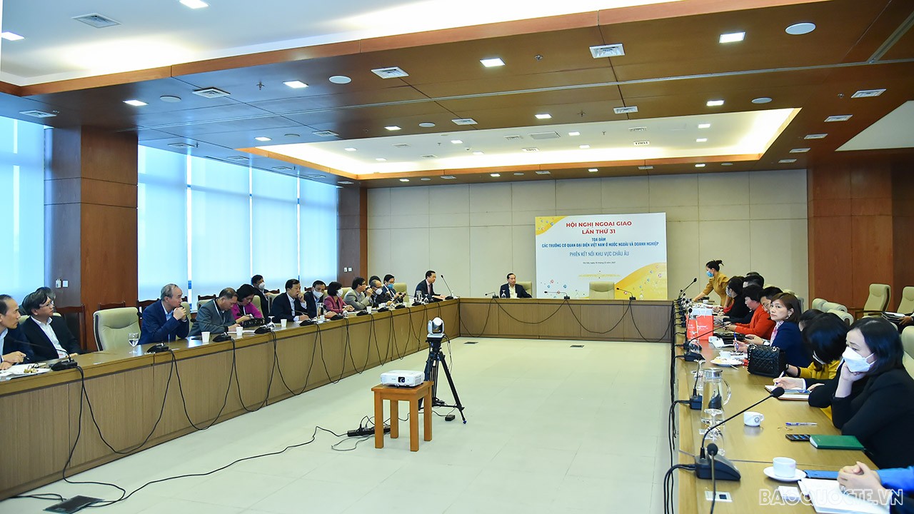 Sáng 10/12, tại Hà Nội, bên lề Hội nghị Ngoại giao lần thứ 31 đã diễn ra Tọa đàm giữa các Trưởng Cơ quan đại diện Việt Nam ở nước ngoài và doanh nghiệp. Phiên họp giữa các Trưởng Cơ quan đại diện khu vực châu Âu với các doanh nghiệp. (Ảnh: Tuấn Anh)
