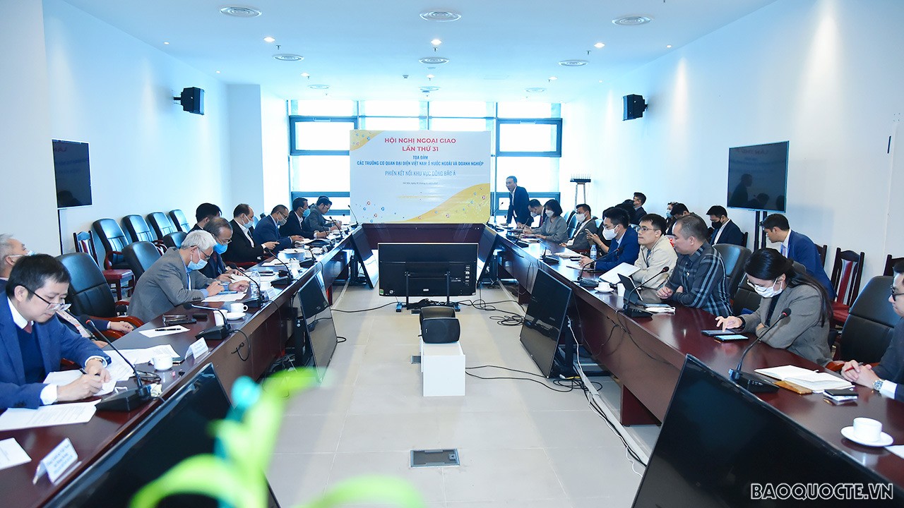 Sáng 10/12, tại Hà Nội, bên lề Hội nghị Ngoại giao lần thứ 31 đã diễn ra Tọa đàm giữa các Trưởng Cơ quan đại diện Việt Nam ở nước ngoài và doanh nghiệp. Phiên họp giữa các Trưởng Cơ quan đại diện khu vực Đông Bắc Á với các doanh nghiệp. (Ảnh: Tuấn Anh)