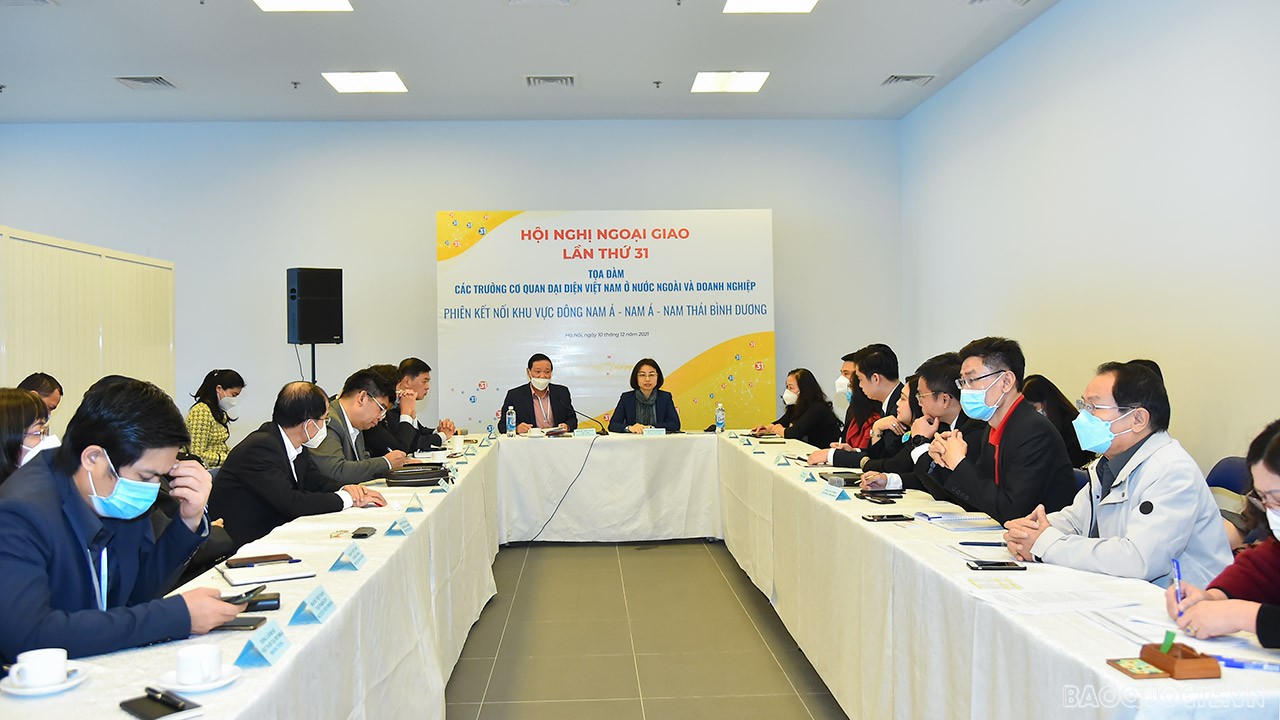 Sáng 10/12, tại Hà Nội, bên lề Hội nghị Ngoại giao lần thứ 31 đã diễn ra Tọa đàm giữa các Trưởng Cơ quan đại diện Việt Nam ở nước ngoài và doanh nghiệp. Phiên họp giữa các Trưởng Cơ quan đại diện khu vực Đông Nam Á-Nam Á-Nam Thái Bình Dương với các doanh 