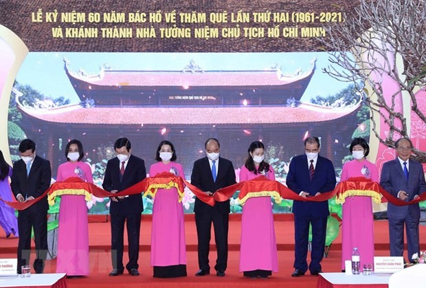 Chủ tịch nước Nguyễn Xuân Phúc và các đại biểu cắt băng khánh thành Nhà tưởng niệm Chủ tịch Hồ Chí Minh. (Ảnh: Thống Nhất/TTXVN)