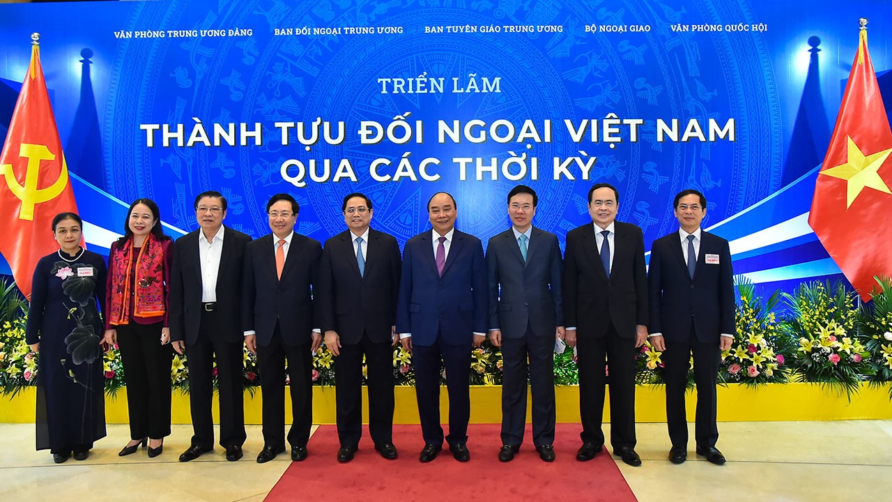 Các đồng chí lãnh đạo Đảng, Nhà nước và các đại biểu tham quan triển lãm “Thành tựu đối ngoại Việt Nam qua các thời kỳ”. (Ảnh: Tuấn Anh)