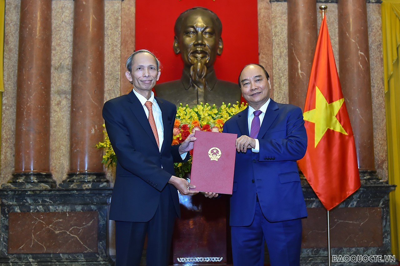 Chủ tịch nước Nguyễn Xuân Phúc trao Quyết định cho ông Đặng Xuân Dũng, Vụ trưởng Vụ Thi đua - Khen thưởng và Truyền thống ngoại giao, được phong hàm Đại sứ bậc I. 