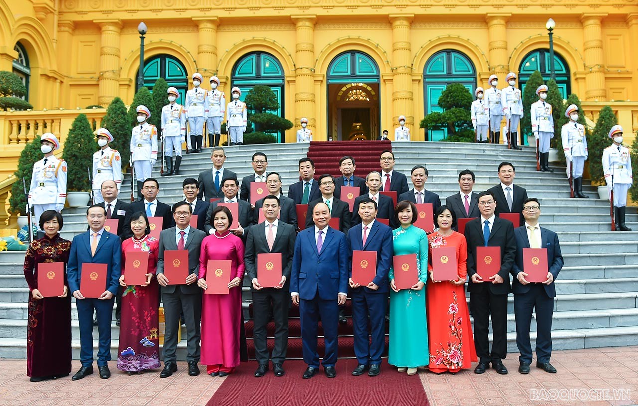 President Nguyen Xuan Phuc presents decisions on conferring ambassador titles