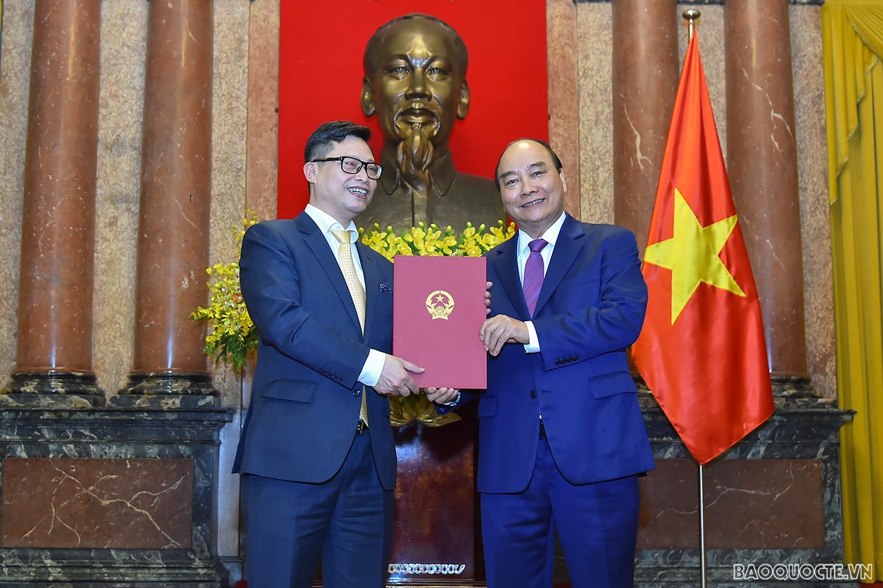 Chủ tịch nước Nguyễn Xuân Phúc trao Quyết định cho ông Trịnh Đức Hải, Phó Chủ nhiệm Ủy ban Biên giới quốc gia, được phong hàm Đại sứ bậc I. 