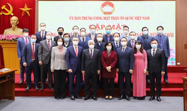Bí thư Trung ương Đảng, Chủ tịch Ủy ban Trung ương MTTQ Việt Nam Đỗ Văn Chiến chụp ảnh lưu niệm cùng các đồng chí là Trưởng đại diện các cơ quan ngoại giao Việt Nam ở nước ngoài.
