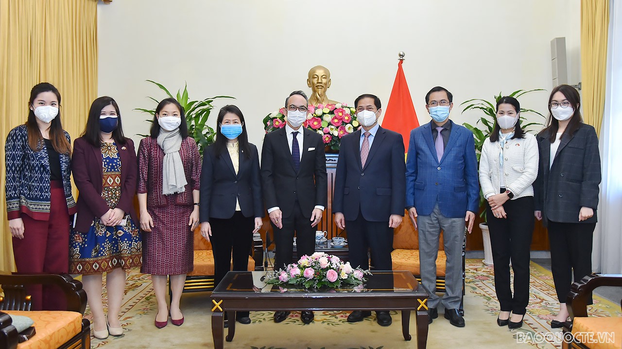 Ngày 30/12, tại Trụ sở Bộ, Bộ trưởng Ngoại giao Bùi Thanh Sơn đã tiếp Đại sứ Thái Lan chào xã giao. (Ảnh: Tuấn Anh)
