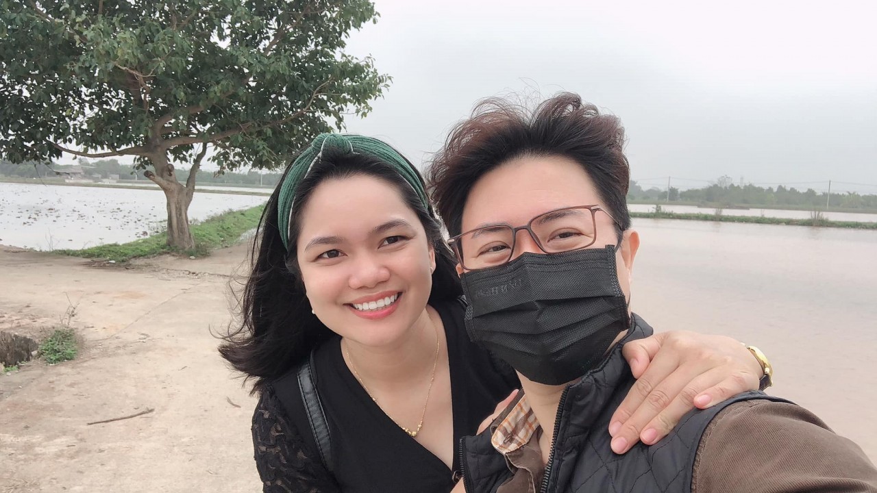 Sao Việt: Mỹ Tâm nấu bánh chưng, MC Trịnh Lê Anh xì tin bên vợ trẻ