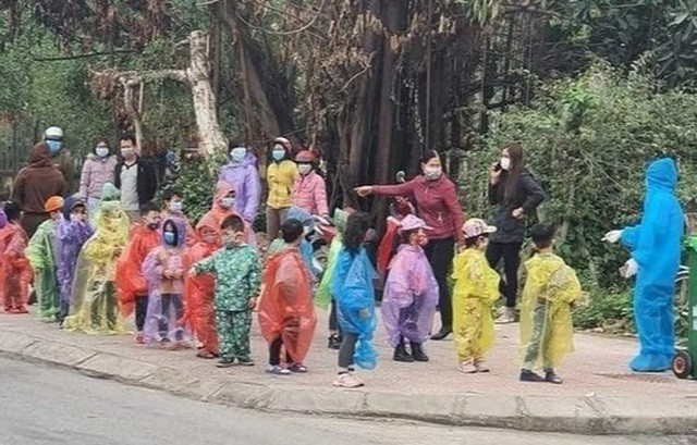 Xúc động hình ảnh 75 học sinh mầm non mặc áo mưa đi cách ly ở Hải Dương