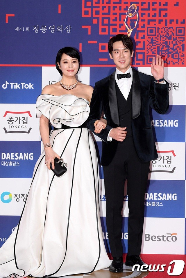 Song Joong Ki bảnh bao bên dàn mỹ nhân tại lễ trao giải Rồng Xanh