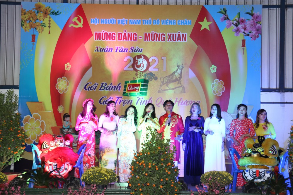 Rộn ràng không khí Tết cổ truyền của cộng đồng người Việt Nam tại Viêng Chăn (Lào)