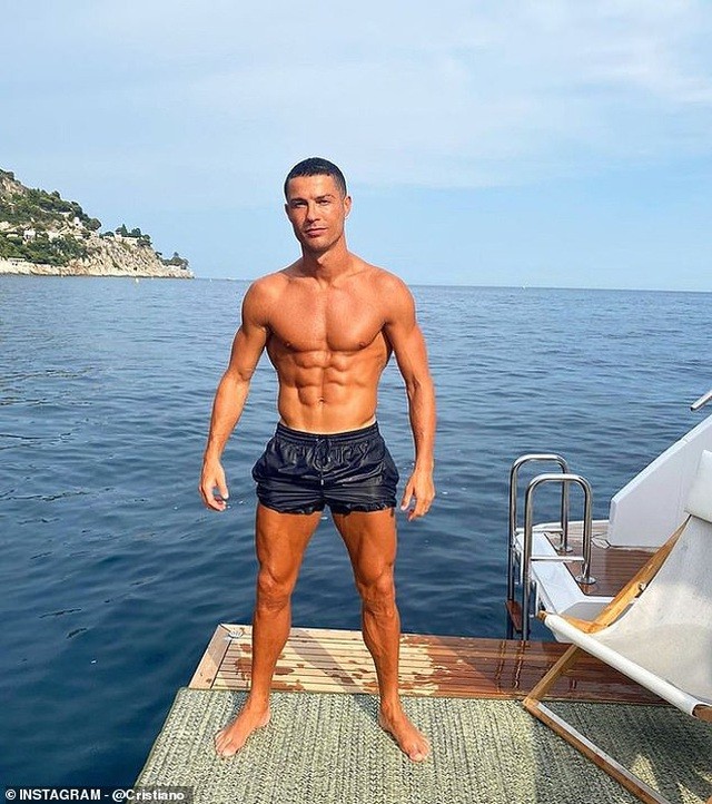 Cristiano Ronaldo là một trong những cầu thủ bóng đá được yêu thích nhất trên mạng xã hội. Tài khoản của anh thu hút hàng triệu lượt theo dõi bởi những bức ảnh tuyệt đẹp và những bài viết động lực. Khám phá thêm về tài khoản mạng xã hội của CR7 và cùng theo dõi những bức ảnh mới nhất của anh.