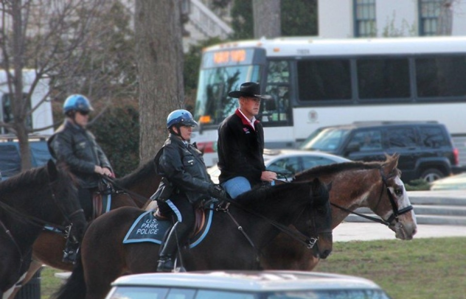 Tân Bộ trưởng Nội vụ Mỹ cưỡi ngựa đi làm