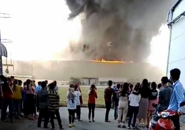 Bình Dương: Cháy lớn trong Khu công nghiệp Sóng Thần 2, khói lửa bốc lên ngùn ngụt