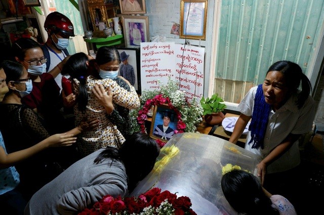 Thêm 4 người chết trong biểu tình, Myanmar bắt hàng loạt người nổi tiếng