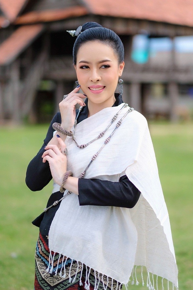 Nhan sắc hoa hậu Lào vừa trả lại vương miện vì "nghi án" khai gian tuổi