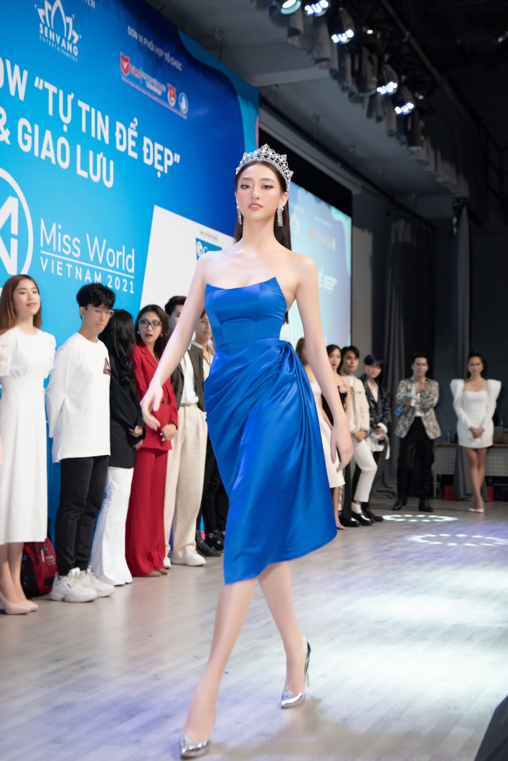 Miss World Vietnam 2021: Hoa hậu Tiểu Vy, Lương Thùy Linh khẳng định đẳng cấp khi thị phạm catwalk