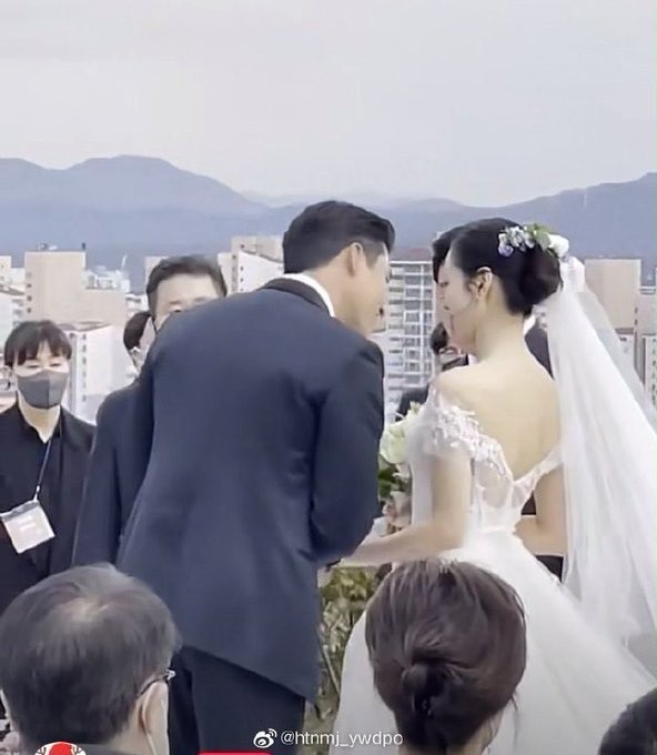 Ánh mắt tài tử Hyun Bin dành cho bà xã Son Ye Jin trong đám cưới khiến fan điên đảo