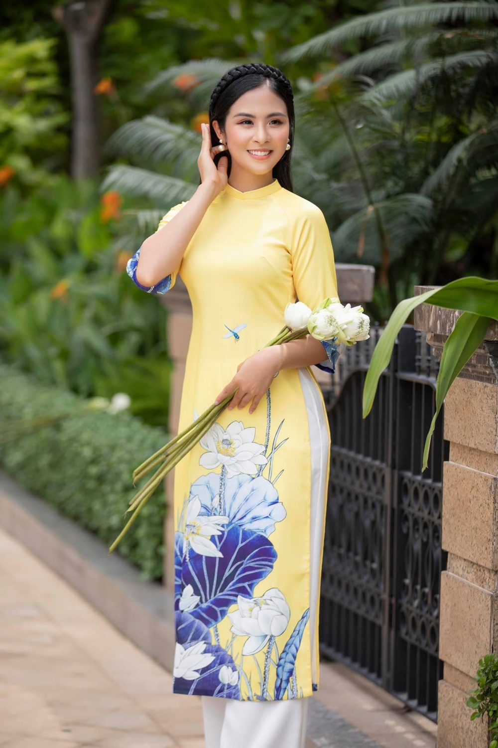 Hoa hậu Ngọc Hân xinh đẹp trong tà áo dài