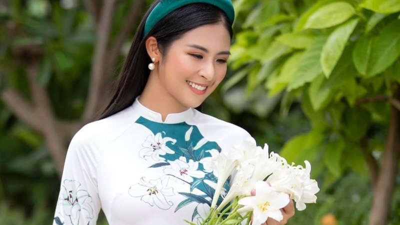 Hoa hậu Đặng Thị Ngọc Hân 'đọ sắc' cùng hoa