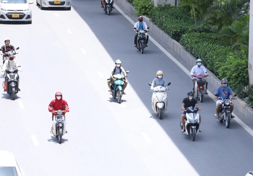 Dự báo thời tiết đêm nay và ngày mai (27-28/7): Hà Nội nắng nóng; Bắc Bộ, vùng núi phía Tây của Bắc miền Trung nắng nóng gay gắt; Nam Bộ chiều có mưa