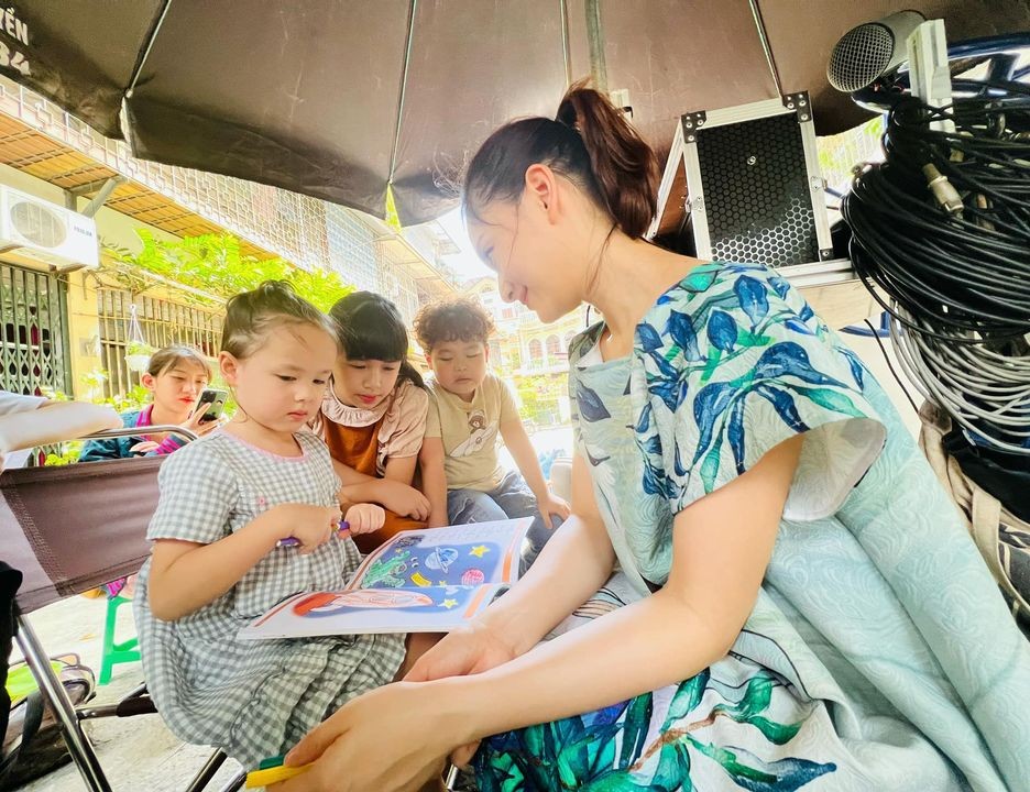 Sao Việt: Midu e ấp với tà áo dài, Hồ Ngọc Hà đẹp ma mị, Lan Phương khoe được con gái 'đưa' đi quay phim Thương ngày nắng về